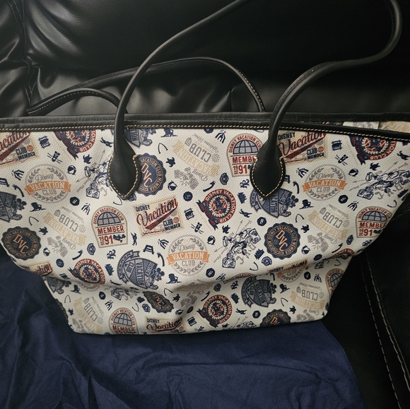 Dooney and Bourke Exclusive Disney Vacation Club Large Tote with dust bag - Picture 5 of 8